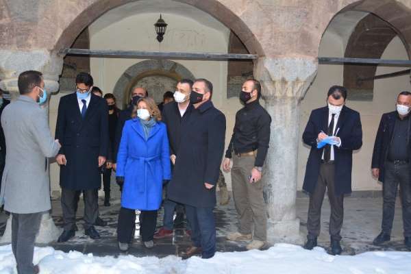 Bakan Yardımcısı Yavuz Hakkari'de tarihi mekanları ziyaret etti 