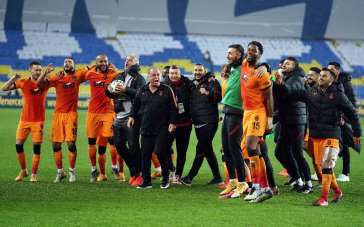 Galatasaraylı futbolcular galibiyet deplasman tribününde kutladı