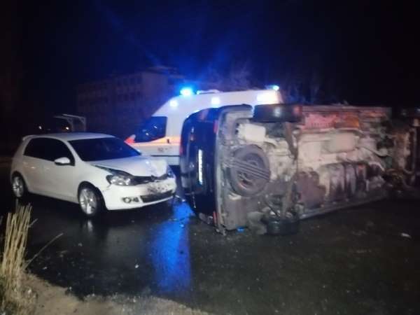 Aksaray'da 3 aracın karıştığı kazada 2 kişi yaralandı 