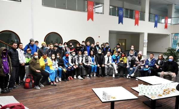 Rusya ve Kazakistanlı sporcular Mersin'de kamp yapıyor 