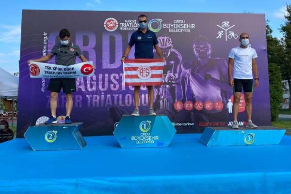 Triatlon sporcusu Bahadır Tama'ya altın madalya 