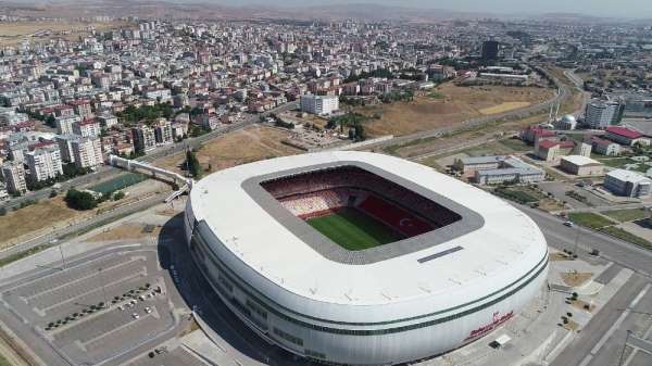 Yeni 4 Eylül Stadyumu'nda milli maç hazırlığı sürüyor 