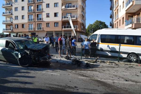 Kaza yapan araçlar savrularak yayalara çarptı: 3 yaralı 