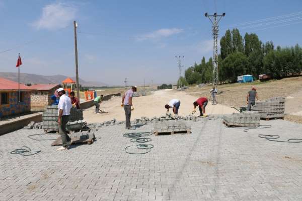 Erciş Belediyesi, 3 mahallede daha kilitli parke taşı çalışması başlattı 