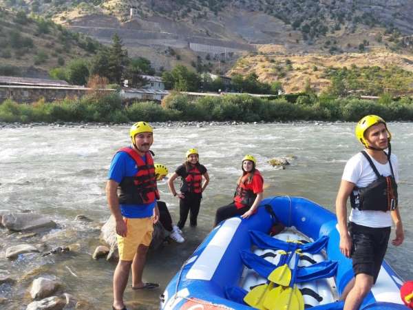 Çukurca Belediye Başkanı Dündar rafting yaptı 