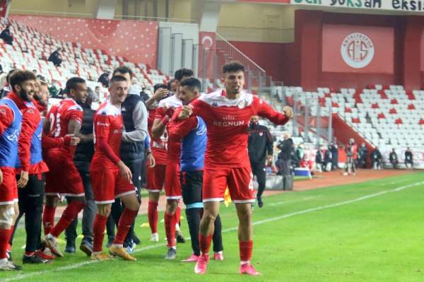 Süper Lig: FT Antalyaspor: 1 - Beşiktaş: 0 (İlk yarı) 