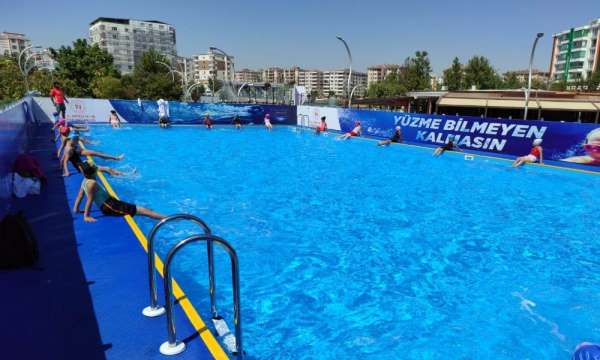 Estetik havuz yüzme eğitiminin merkezi oldu 