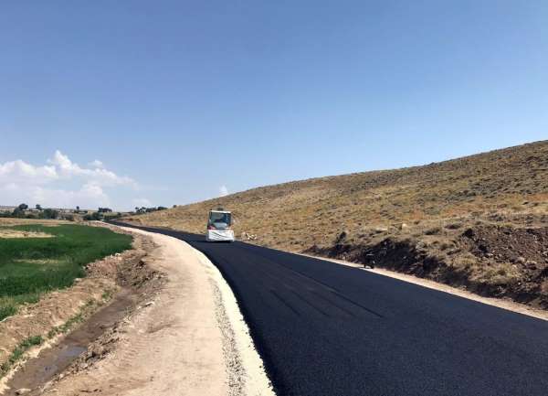 Van Büyükşehir Belediyesi Erciş'te 16,5 kilometrelik yolu asfaltlıyor 