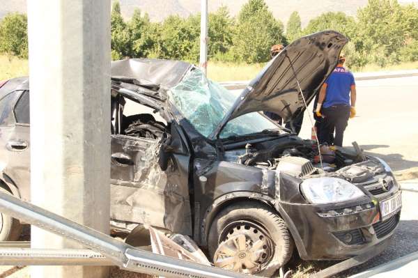 Bayan sürücü kaza yaptığı otomobilde sıkışarak hayatını kaybetti 