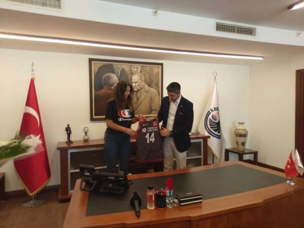 Avrupa Şampiyonu milli voleybolcudan Kartal Belediye Başkanına ziyaret 