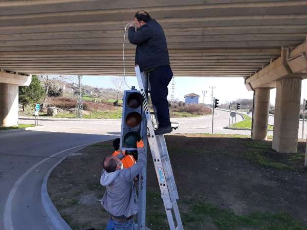 Sinop'ta kazada hasar gören trafik lambası değiştirildi