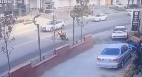 (Özel) İstanbul'da feci kaza kamerada: 30 metre sürüklenip aracın altına girdi