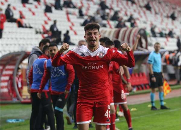 Antalyasporlu Gökdeniz Bayrakdar'tan Beşiktaş'a 2 gol 