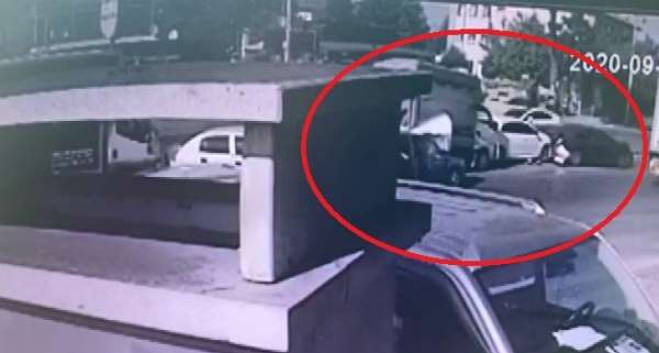 Kocaeli'de 11 aracın karıştığı zincirleme kaza güvenlik kameralarına yansıdı 