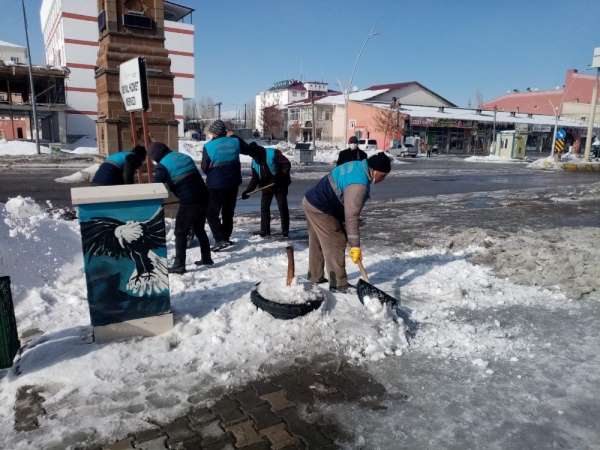 Çaldıran Belediyesi cadde ve sokakları buzdan arındırıyor 