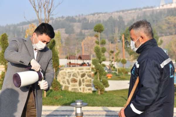 Başkan sokakta görev yapan polis ve belediye çalışanlarını unutmadı
