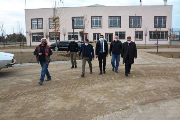Kaymakam Ünsal, Edremit 750 kişilik kapalı spor salonunda incelemelerde bulundu