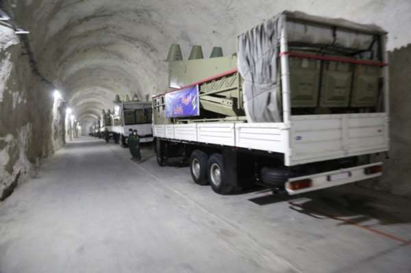 İran, Basra Körfezi'nde yeni yeraltı füze üssü açtı 