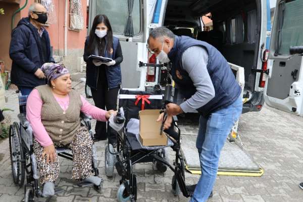 Yüreğir Belediyesinden engellilere akülü sandalye 