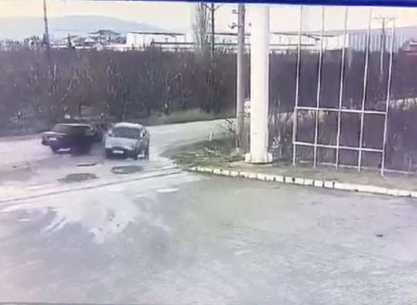 2 otomobilin çarpıştığı kaza anı kamerada 
