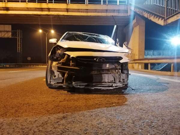 Takla atan otomobil tıra çarptı, sürücü kazayı yara almadan atlattı 