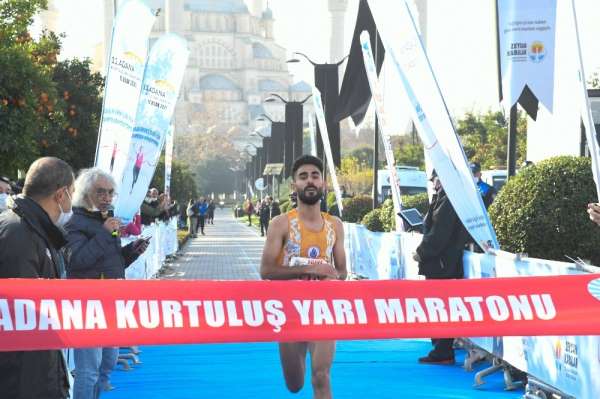Adana'da, 11. Kurtuluş Yarı Maratonu koşuldu 