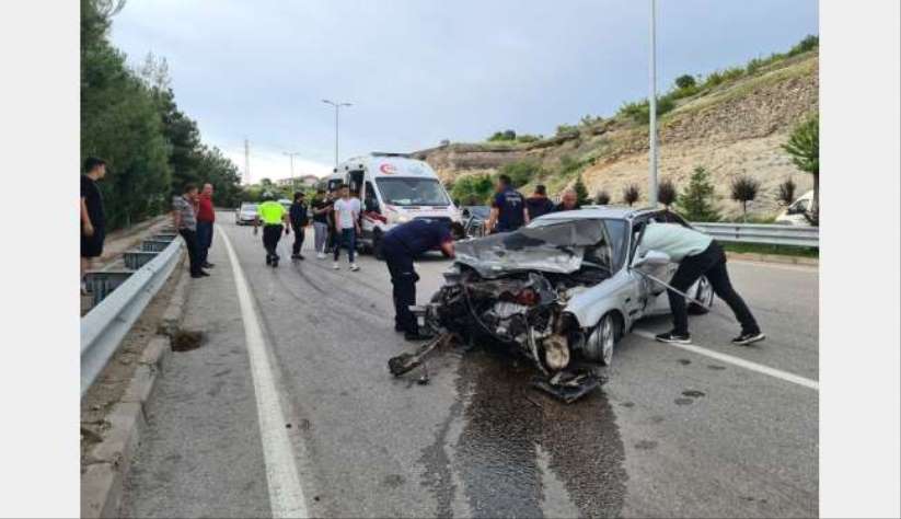 Virajı alamayınca bariyerlere çarptı: 3 yaralı