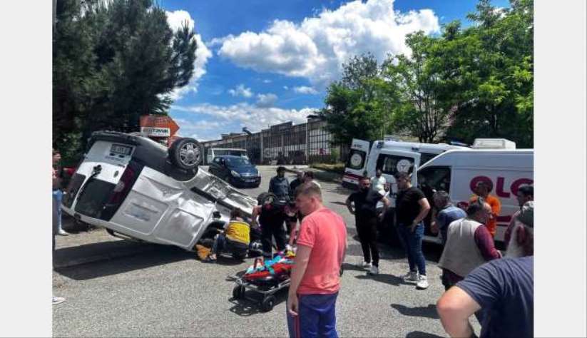 Minibüse çarpıp ters döndü, sürücü sıkıştı