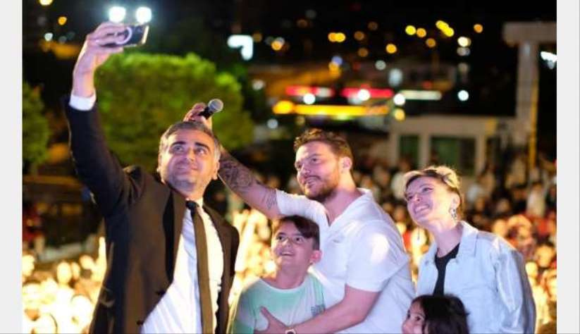 Ünlü şarkıcı Sinan Akçıl, öğrenciler için sahne aldı