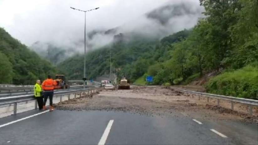Trabzon-Gümüşhane karayolu yolu sel sularının getirdiği taş ve çamur nedeniyle ulaşıma kapandı