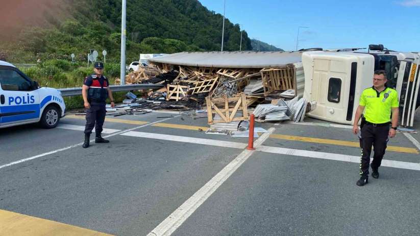 Devrilen tır Karadeniz Sahil Yolu'nu ulaşıma kapattı