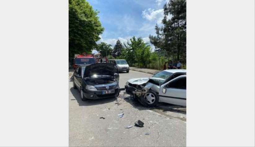 Çarpışan otomobillerin sürücüleri yaralandı
