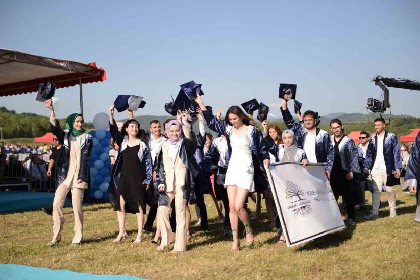 BARÜ'de binlerce öğrenci mezun olmanın gururunu yaşadı