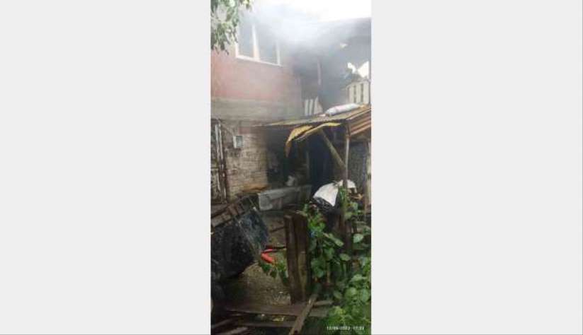 Bacada yakılan gazete yangına sebep oldu