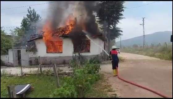 Amasya'da yalnız yaşayan kadının evi alev alev yandı