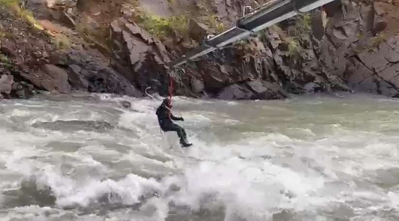 Kayıp sürücü vinç yardımıyla azgın sularda aranıyor