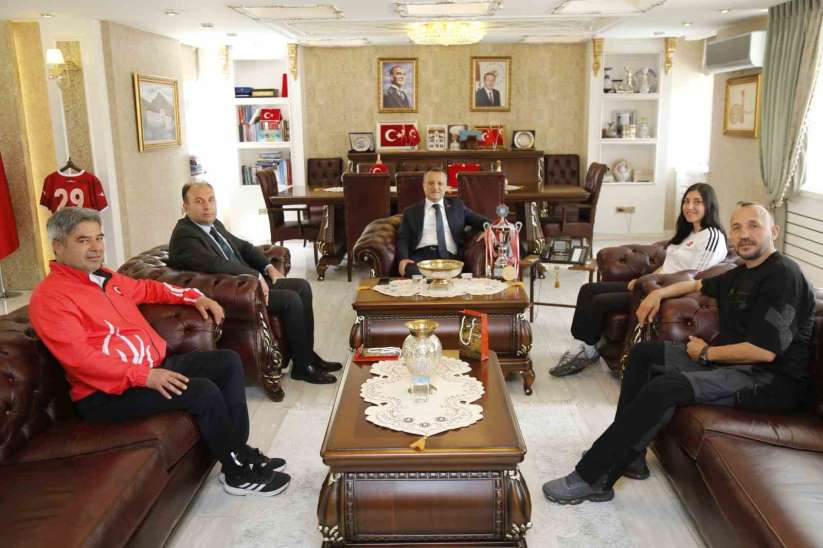 Vali Taşbilek, Dünya Şampiyonu Feyzanur'u makamında ağırladı