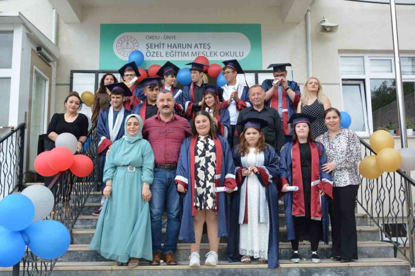 Özel öğrencilere coşkulu mezuniyet töreni