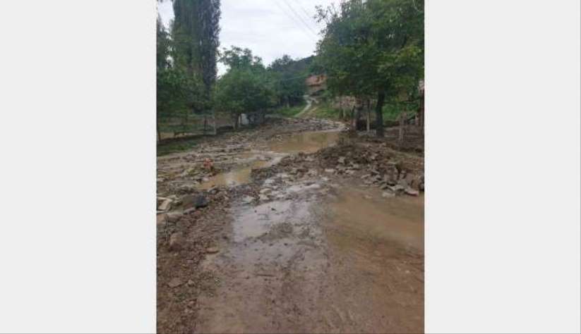 Sel kaldırım taşlarını yerinden söktü