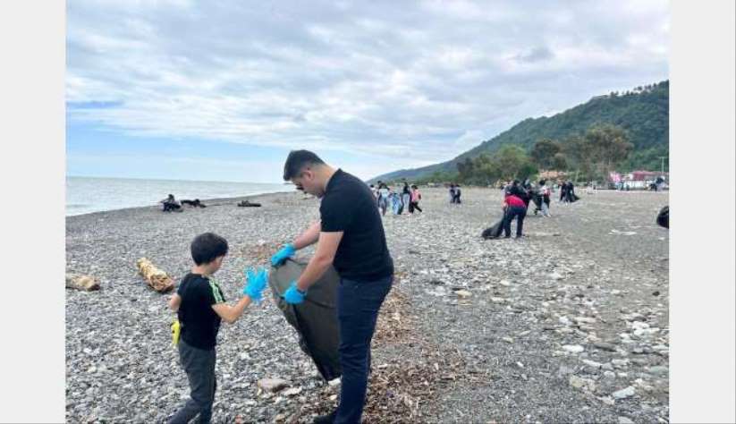 Sezon öncesinde vatandaşlar Karadeniz sahilini temizledi