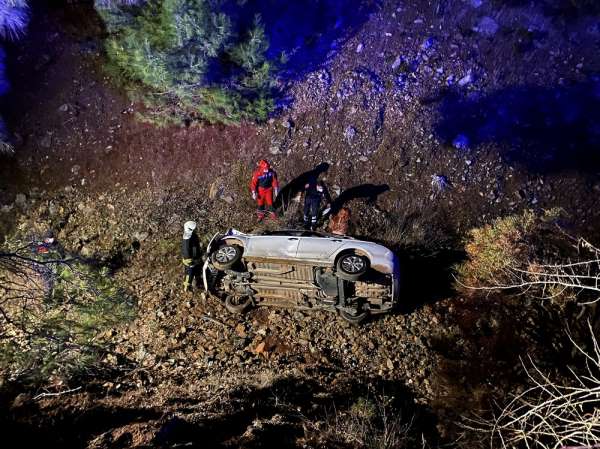 Kaza yapan otomobildeki alkolü kadın ekiplere zor anlar yaşattı 