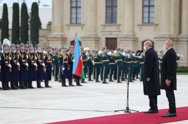 Cumhurbaşkanı Erdoğan, Bakü'de Aliyev tarafından resmi törenle karşılandı 
