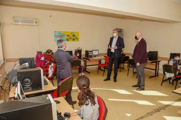 Karacabey Belediyesi'nden okullara bilgisayar desteği 