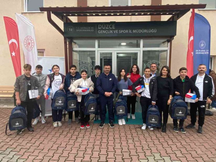 Yetenekli sporculara malzeme yardımı yapıldı