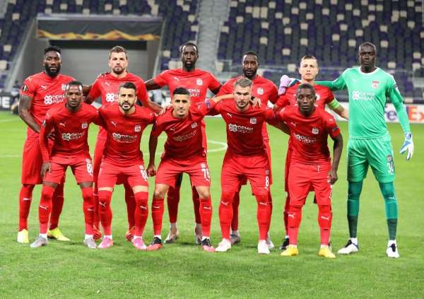 Sivasspor'da 1 futbolcunun korona virüs testi pozitif çıktı 