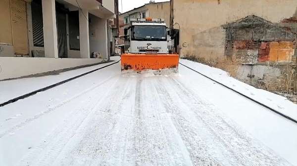 Sokakların sessizliğe büründüğü Bayburt'ta belediye ekiplerinden karla mücadele 