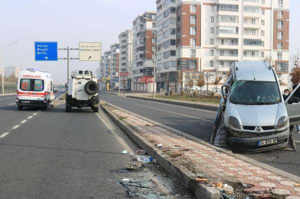 Diyarbakır'da kısıtlamada bomboş yolda trafik kazası: 2 yaralı 