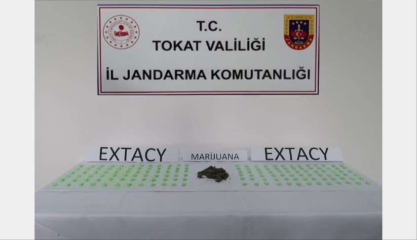 Araçta yapılan aramada 180 adet uyuşturucu hap ele geçirildi