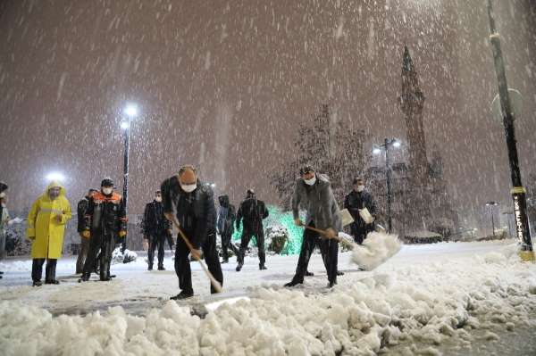 Sivas Valisi ve Belediye Başkanı tarihi kent meydanında kar küredi 