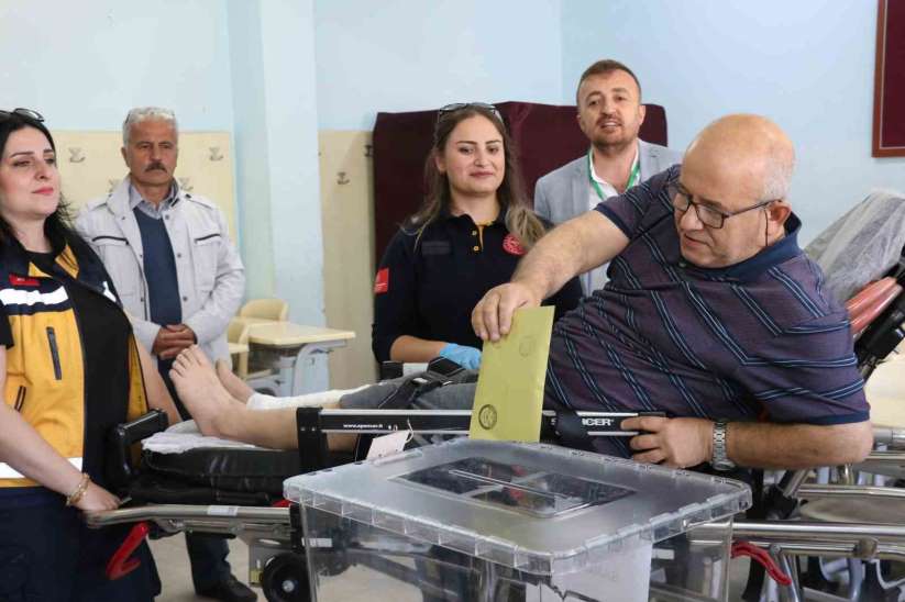 Oy kullanmaya ambulans ile gitti